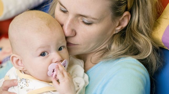 Chupar el chupete de los hijos puede protegerles del asma infantil