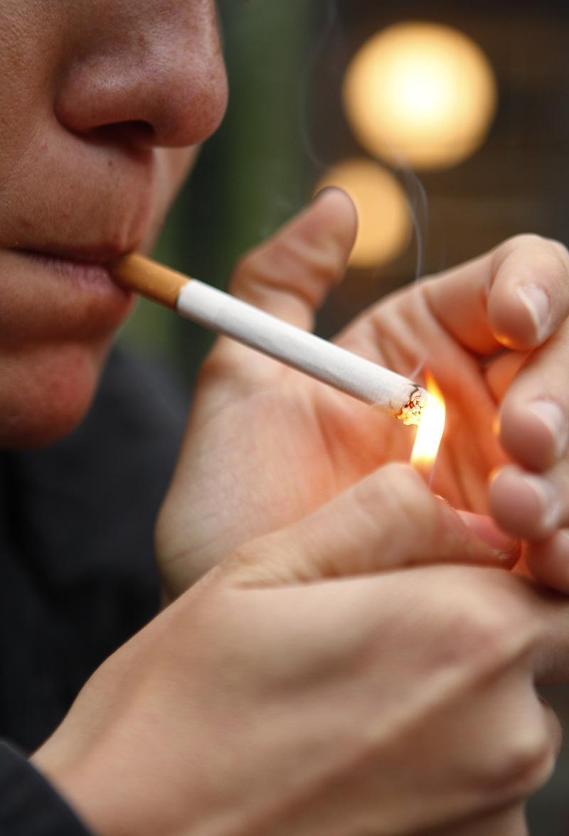 El 80% de los adolescentes que se inician en el consumo de tabaco continúan de adultos