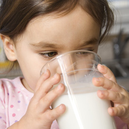 Adelantar la introducción de alimentos en niños podría prevenir alergias