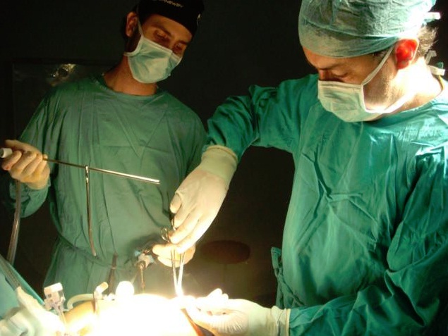 El uso de mallas autoadhesivas o de sutura no supone una diferencia en la recuperación pacientes operados de hernia inguinal