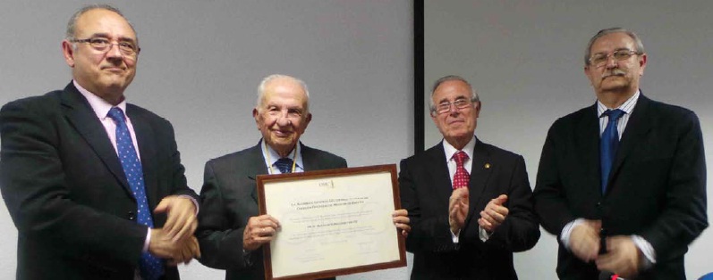 El Dr. Bellvert Ortiz recibe el emblema de Colegiado de Honor de la OMC