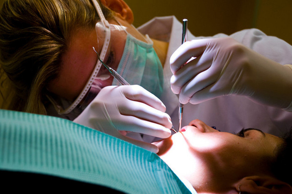 Los cirujanos orales y maxilofaciales advierten sobre los implantes dentales low cost