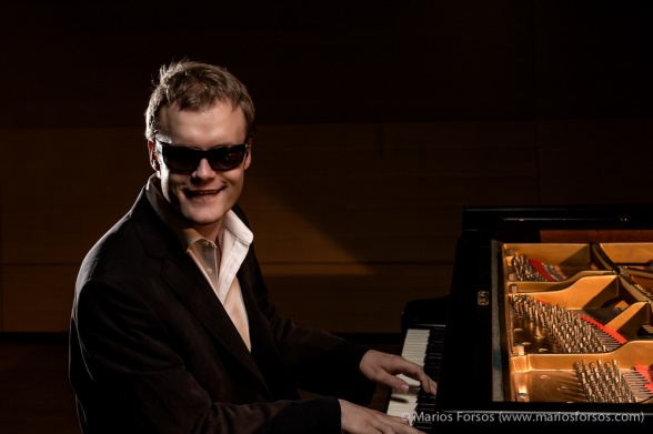 Derek Paravicini, el pianista británico, autista y ciego, es considerado un prodigio internacional