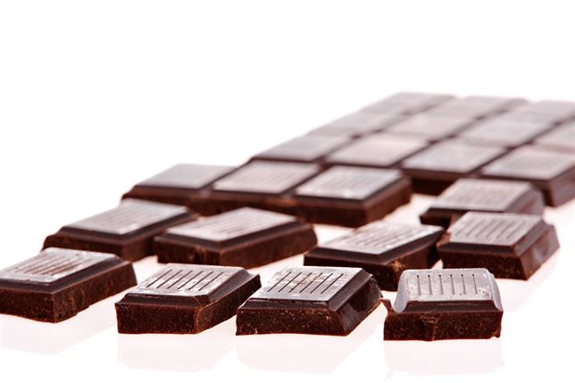El 58% de los españoles toma chocolate y el 56% fruta para 'matar el gusanillo'