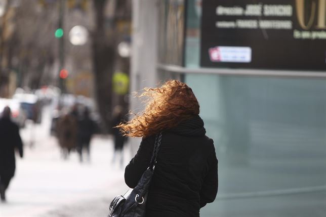El viento y el frío pueden provocar sequedad extrema en la piel, contribuyendo a la formación de arrugas