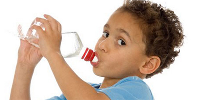 Una hidratación adecuada es esencial en el niño