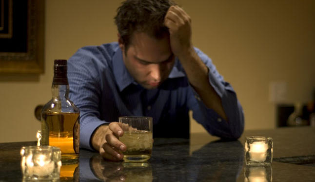 Trabajar muchas horas aumenta el riesgo de alcoholismo