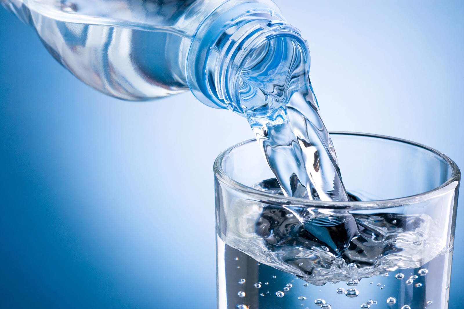 Agua mineral natural, del acuífero a la mesa