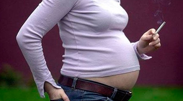 Un estudio revela nuevos riesgos de fumar en el embarazo
