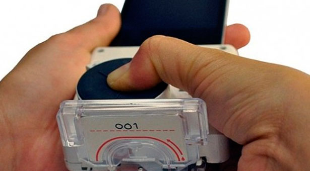 Un dispositivo conectado a un smartphone diagnostica el sida y la sífilis en quince minutos