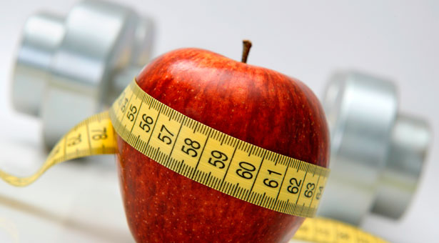 Una dieta hipocalórica y ejercicio para bajar kilos en personas obesas