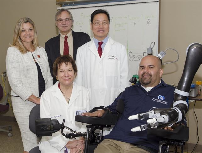Logran que un paciente mueva un brazo robótico con el pensamiento
