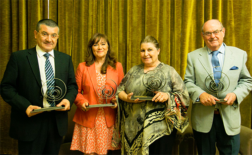 La Fundación ECO premia al doctor Cortés Funes, al  GEPAC, al servicio de Oncología Médica de Santiago y a la periodista Coral Larrosa