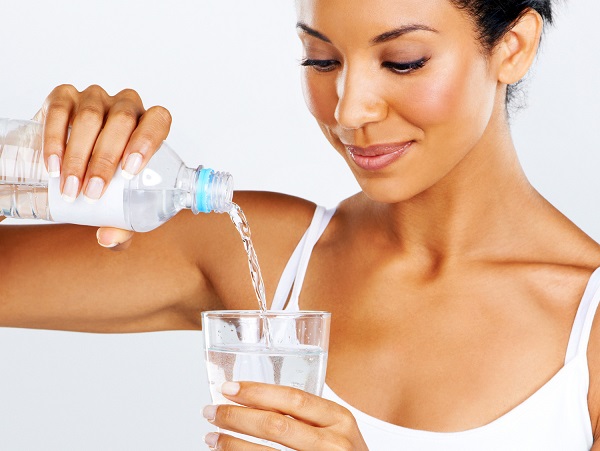 Beber agua antes de las comidas ayuda a perder peso
