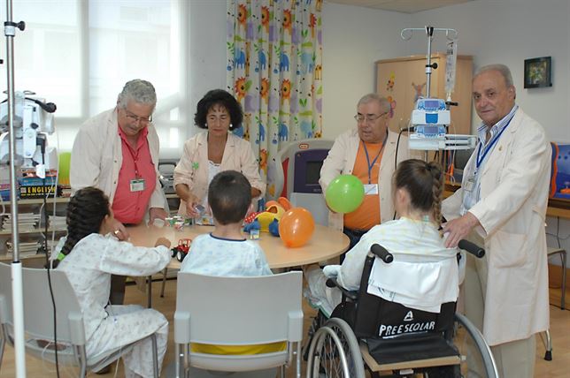 Más de un centenar de voluntarios animan en verano la estancia de niños del Reina Sofía