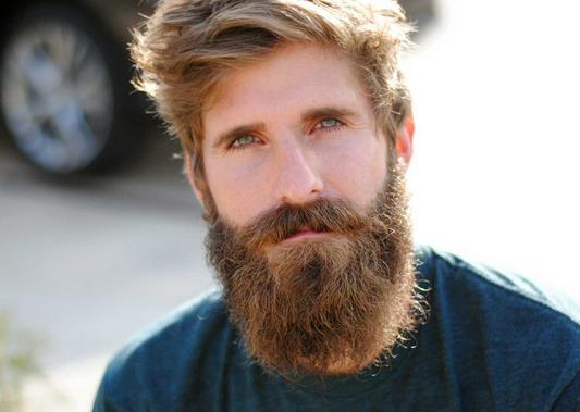 Cada vez más hombres se suman a la moda 'Hispter' con trasplantes de barba y bigote
