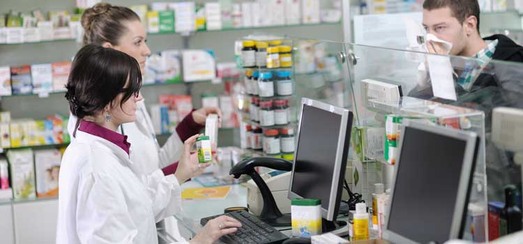 Los farmacéuticos crean una encuesta en las farmacias españolas sobre la vacunación de COVID-19