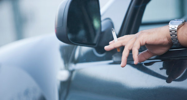 Bélgica prohibe fumar en los coches cuando viajen niños