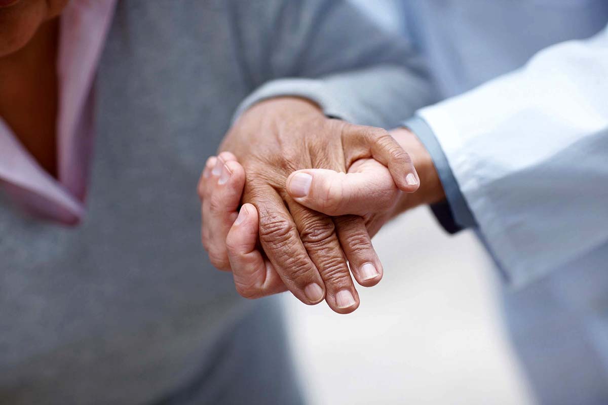 Parkinson: ¿Cuáles son los primeros síntomas para ir a una consulta médica?