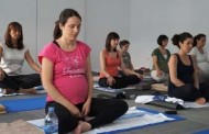 Las clases del yoga se consolidan como un método más de preparación al parto en el Hospital de Manises