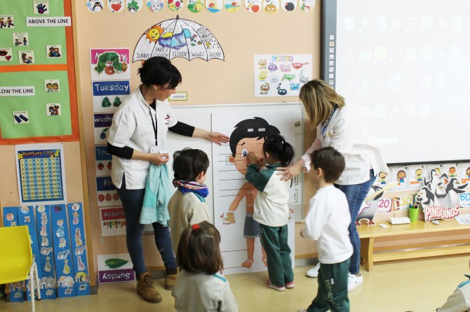 El Hospital Universitario del Vinalopó transforma aulas escolares en quirófanos por un día