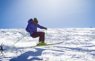 ¿Cómo puedo evitar lesiones esquiando?
