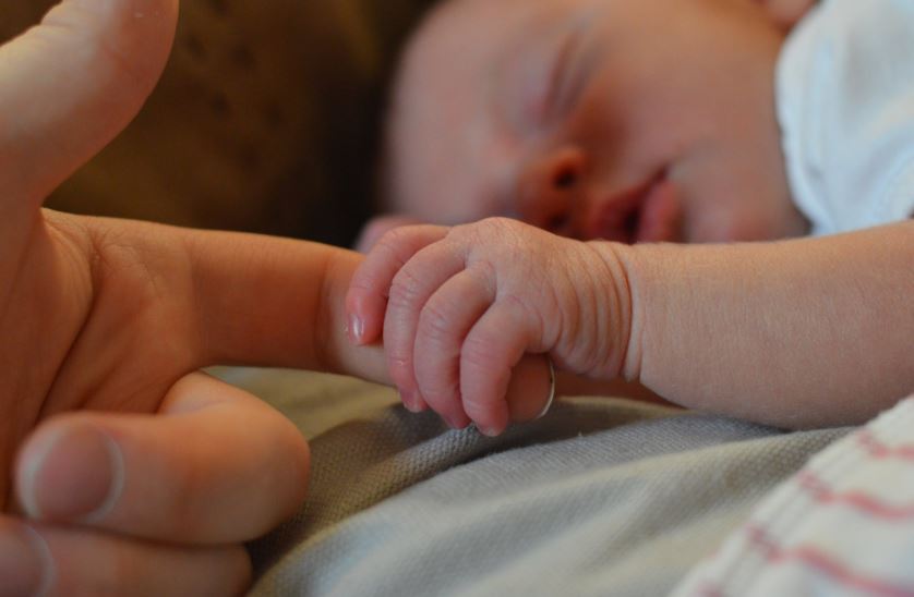 La elevación de la cama de la madre en un ángulo de 45º facilita la respiración del bebé en el contacto piel con piel