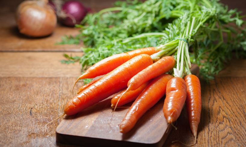 ¿Las zanahorias ponen moreno y son buenas para la vista?