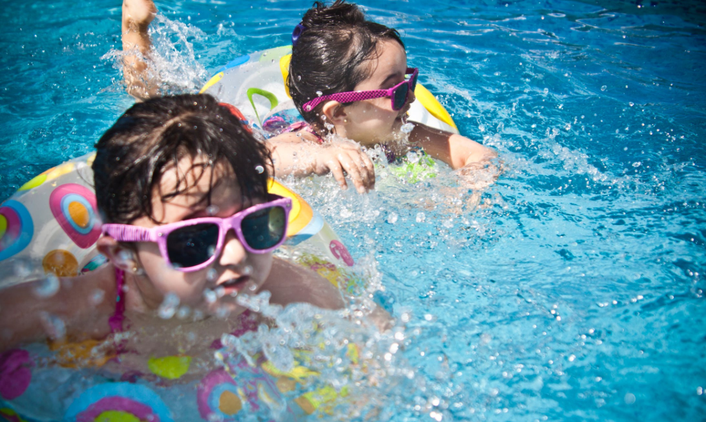 Los farmacéuticos recuerdan las medidas preventivas para playas y piscinas