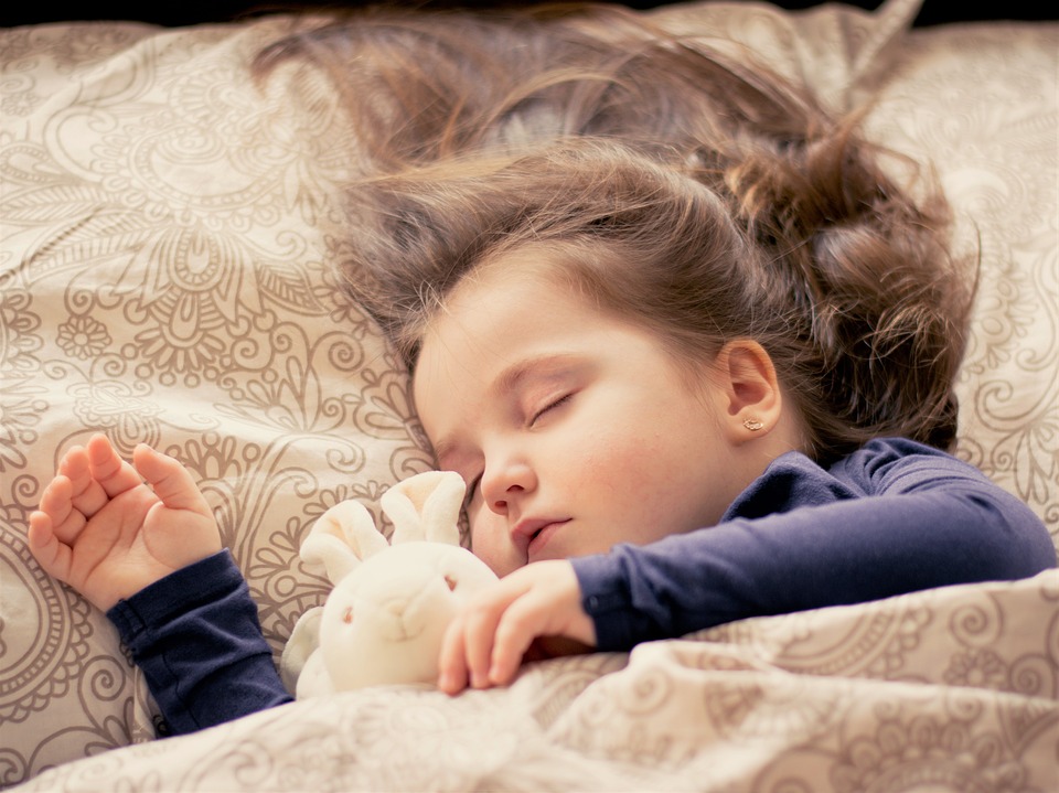 La calidad del sueño de los niños exige hábitos saludables durante el día