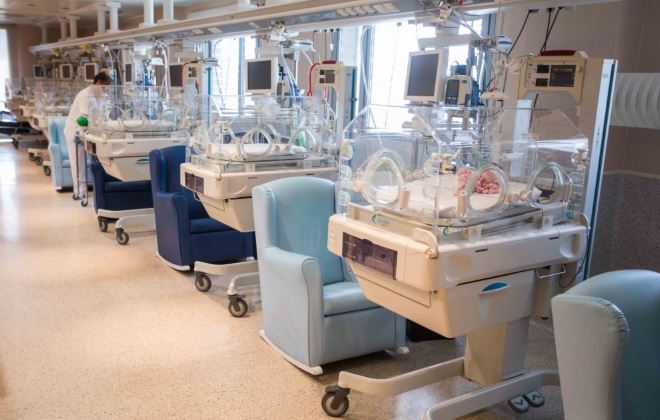 Manises lanza un decálogo para padres con bebés prematuros ingresados Neonatología