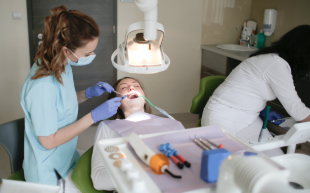 Los dentistas alertan sobre los riesgos de consumir el 'gas de la risa'