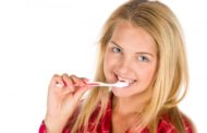 Un cepillado dental brusco puede provocar sensibilidad dental
