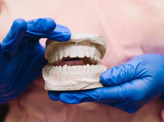Más del 30% de los adultos mayores españoles presenta enfermedad periodontal