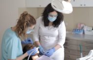 ¿A qué edad debe ir un niño por primera vez al dentista?