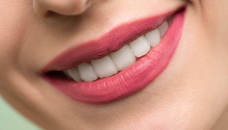 El blanqueamiento dental, tratamiento conservador e indoloro para mejorar la sonrisa