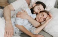 Los adultos duermen mejor juntos que solos, según la ciencia