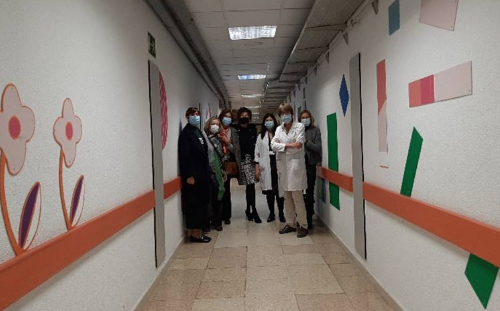 El 12 de Octubre, Pequeño Deseo y Lilly inauguran la decoración de un pasillo del centro hospitalario