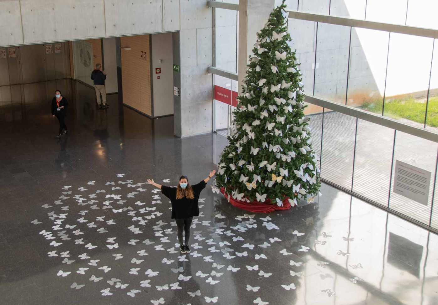 El Árbol de Navidad del Hospital de Dénia se llena de deseos de pacientes