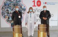 El Hospital de Torrejón dona dos cestas de navidad a Cáritas Torrejón