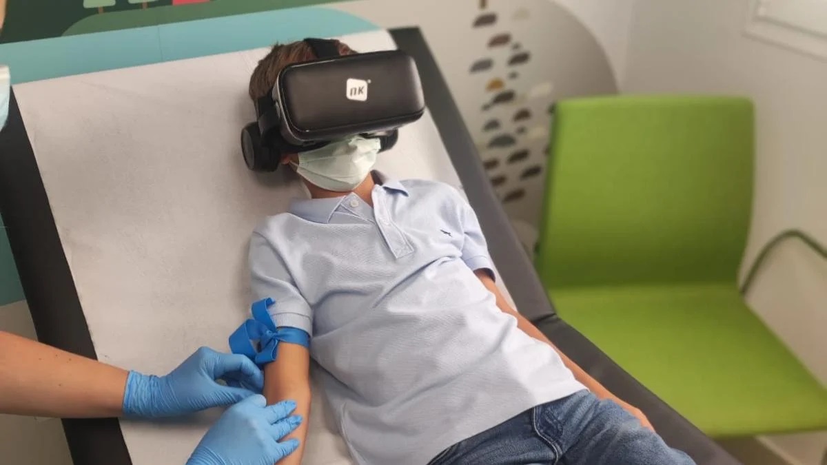Gafas de realidad virtual para disminuir la percepción de dolor de los pacientes pediátricos