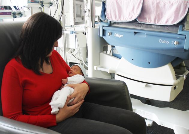 El Hospital del Vinalopó ofrece una habitación para mamás que tienen a sus bebés ingresados