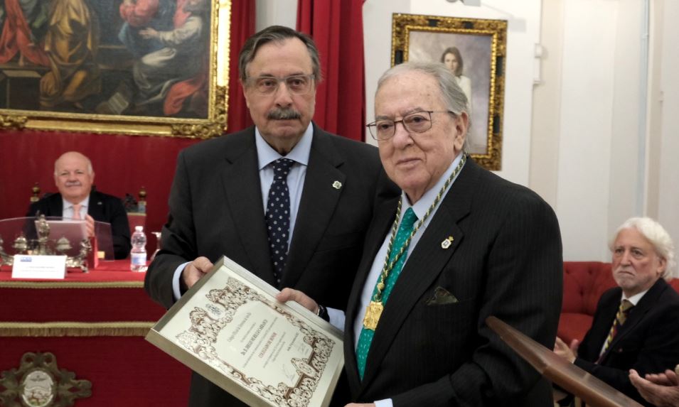 El Dr. Murillo recibe el título de Colegiado de Honor con Medalla de Oro del Colegio de Dentistas de Sevilla
