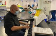 El Hospital del Vinalopó ofrece un concierto de piano a los pacientes de hospital de día