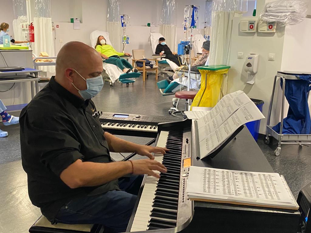 El Hospital del Vinalopó ofrece un concierto de piano a los pacientes de hospital de día