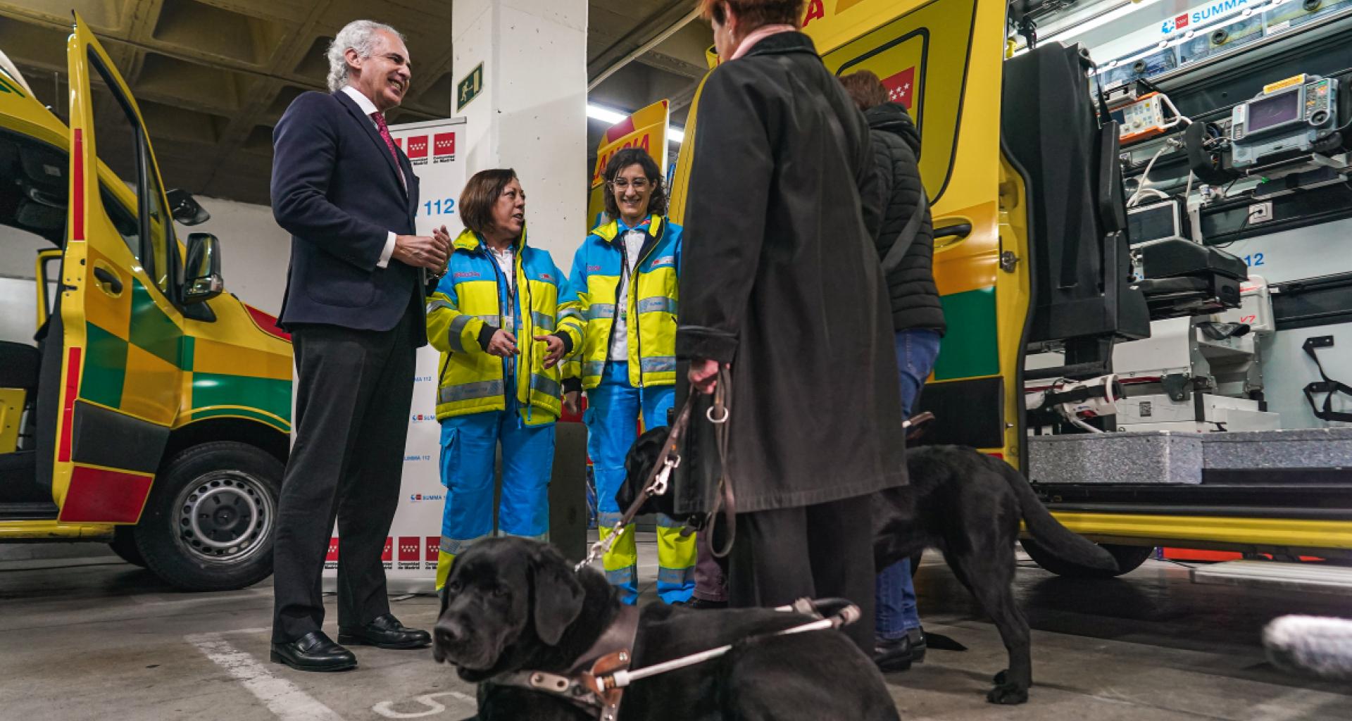 Acompañamiento de perros de asistencia en los traslados de ambulancia del SUMMA 112