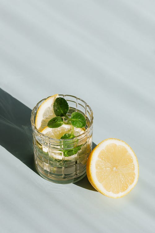 Beneficios de tomar agua de limón a diario