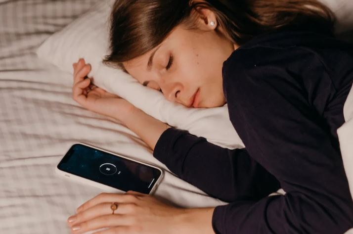 El 36% de los adolescentes afirman despertarse una vez durante la noche para revisar su móvil
