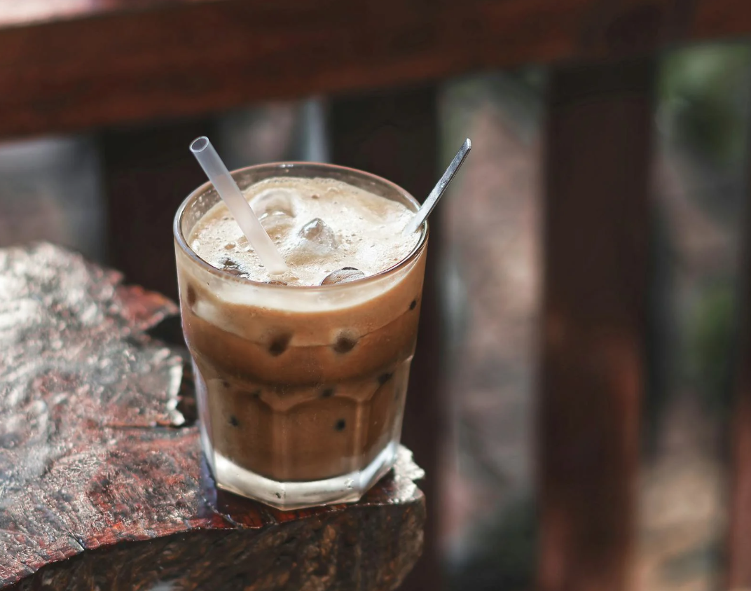 ¿Cómo afectan el café frío y las bebidas energéticas a la salud bucodental?