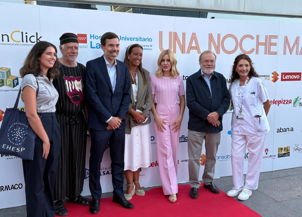 El Hospital La Paz celebra su cine de verano con Roberto Leal y más de 500 asistentes